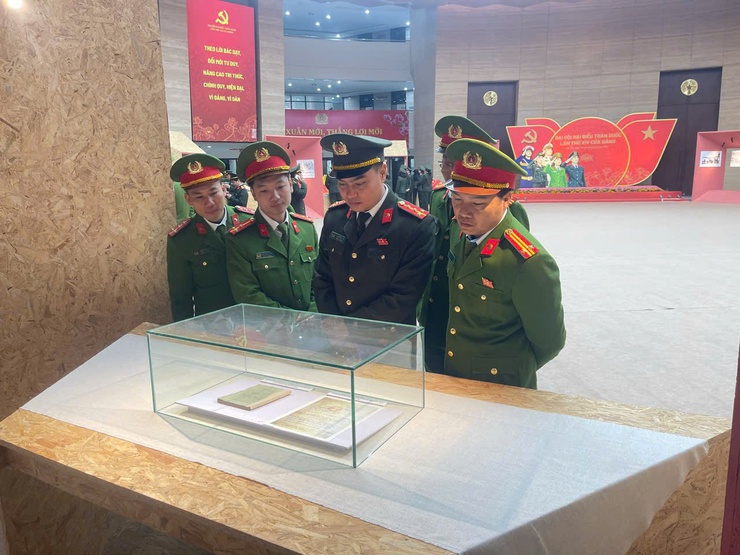 TỪ TRIỂN LÃM “ĐỒNG CHÍ TRẦN QUỐC HOÀN - CUỘC ĐỜI VÀ SỰ NGHIỆP”: BỒI ĐẮP BẢN LĨNH CHÍNH TRỊ, KẾT NỐI TRUYỀN THỐNG VỚI NHIỆM VỤ CÔNG AN CƠ SỞ- Ảnh 3.