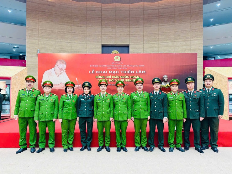 TỪ TRIỂN LÃM “ĐỒNG CHÍ TRẦN QUỐC HOÀN - CUỘC ĐỜI VÀ SỰ NGHIỆP”: BỒI ĐẮP BẢN LĨNH CHÍNH TRỊ, KẾT NỐI TRUYỀN THỐNG VỚI NHIỆM VỤ CÔNG AN CƠ SỞ- Ảnh 1.