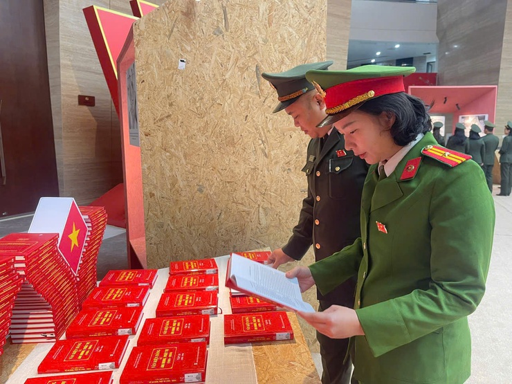 TỪ TRIỂN LÃM “ĐỒNG CHÍ TRẦN QUỐC HOÀN - CUỘC ĐỜI VÀ SỰ NGHIỆP”: BỒI ĐẮP BẢN LĨNH CHÍNH TRỊ, KẾT NỐI TRUYỀN THỐNG VỚI NHIỆM VỤ CÔNG AN CƠ SỞ- Ảnh 2.