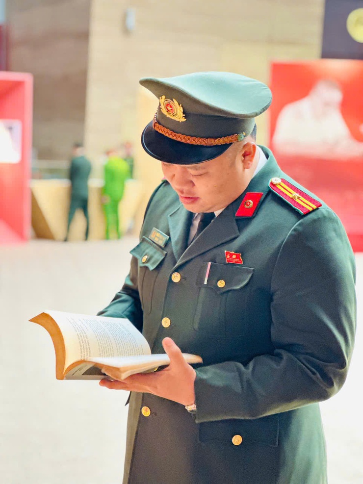 TỪ TRIỂN LÃM “ĐỒNG CHÍ TRẦN QUỐC HOÀN - CUỘC ĐỜI VÀ SỰ NGHIỆP”: BỒI ĐẮP BẢN LĨNH CHÍNH TRỊ, KẾT NỐI TRUYỀN THỐNG VỚI NHIỆM VỤ CÔNG AN CƠ SỞ- Ảnh 4.