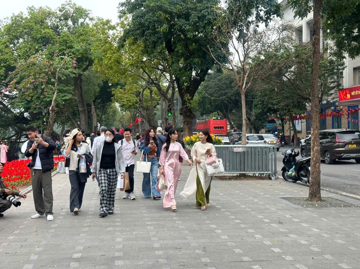 Hà Nội ngày 26/01, nhiều mây, có mưa nhỏ, mưa phùn và sương mù rải rác. Trời rét.- Ảnh 1.