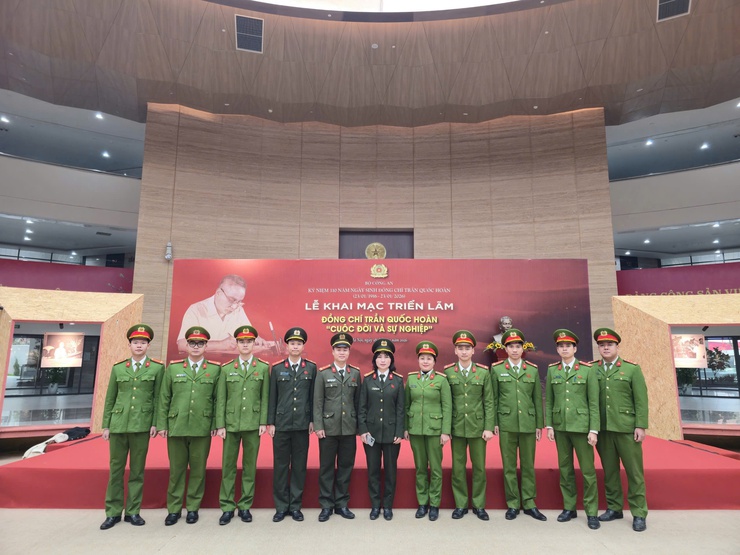 Công an xã Phú Nghĩa tổ chức tham quan triển lãm "Đồng chí Trần Quốc Hoàn cuộc đời và sự nghiệp"- Ảnh 3.