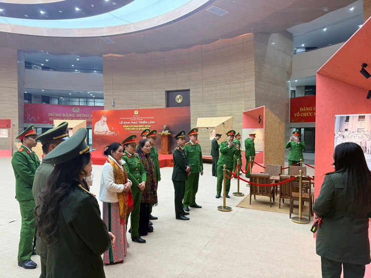 Công an xã Phú Nghĩa tổ chức tham quan triển lãm "Đồng chí Trần Quốc Hoàn cuộc đời và sự nghiệp"- Ảnh 1.