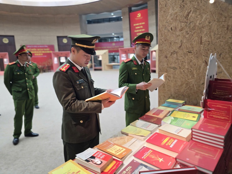 Công an xã Phú Nghĩa tổ chức tham quan triển lãm "Đồng chí Trần Quốc Hoàn cuộc đời và sự nghiệp"- Ảnh 2.