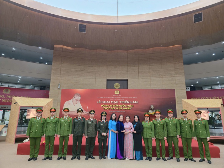 Công an xã Phú Nghĩa tổ chức tham quan triển lãm "Đồng chí Trần Quốc Hoàn cuộc đời và sự nghiệp"- Ảnh 4.