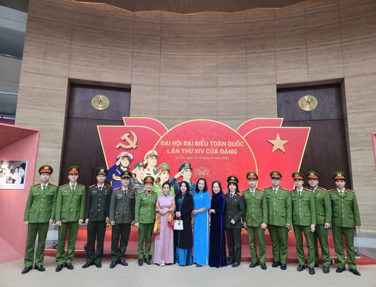 Công an xã Phú Nghĩa tổ chức tham quan triển lãm "Đồng chí Trần Quốc Hoàn cuộc đời và sự nghiệp"- Ảnh 5.