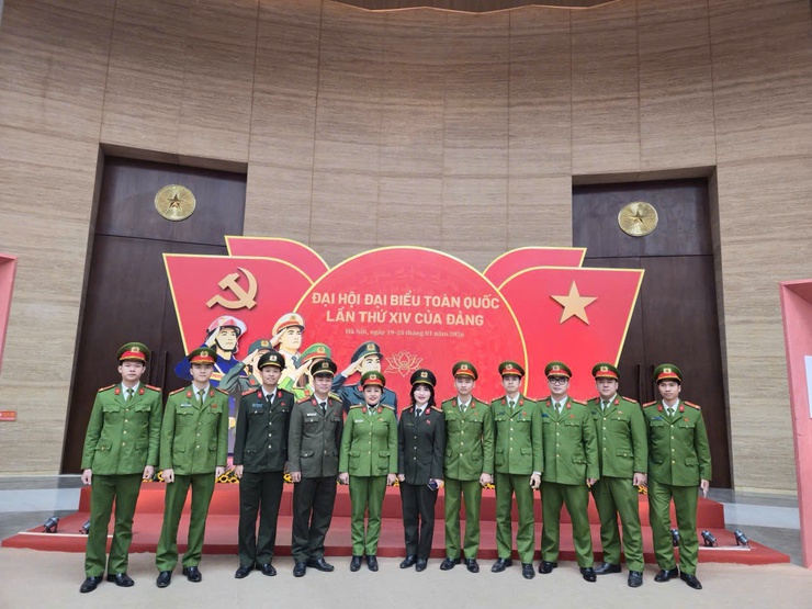 Công an xã Phú Nghĩa tổ chức tham quan triển lãm "Đồng chí Trần Quốc Hoàn cuộc đời và sự nghiệp"- Ảnh 6.