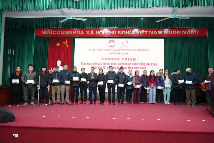 Uỷ ban MTTQ xã Phù Đổng phối hợp với Quỹ Thiện Tâm trao tặng quà cho các hộ gia đình có hoàn cảnh khó khăn- Ảnh 8.