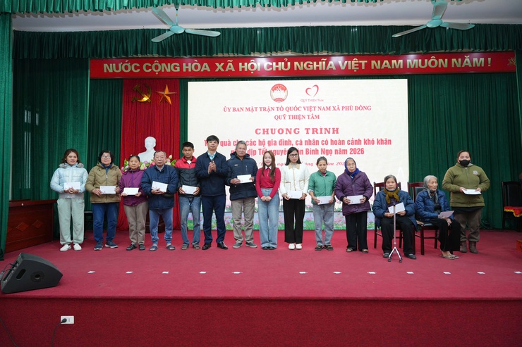 Uỷ ban MTTQ xã Phù Đổng phối hợp với Quỹ Thiện Tâm trao tặng quà cho các hộ gia đình có hoàn cảnh khó khăn- Ảnh 4.