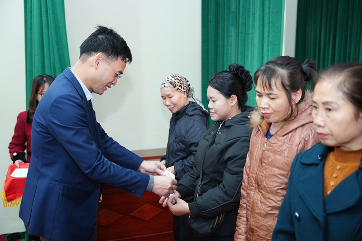 Uỷ ban MTTQ xã Phù Đổng phối hợp với Quỹ Thiện Tâm trao tặng quà cho các hộ gia đình có hoàn cảnh khó khăn- Ảnh 2.