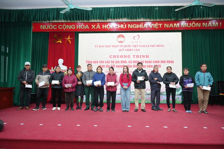 Uỷ ban MTTQ xã Phù Đổng phối hợp với Quỹ Thiện Tâm trao tặng quà cho các hộ gia đình có hoàn cảnh khó khăn- Ảnh 9.