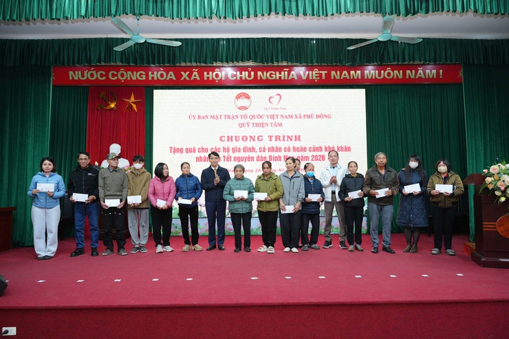 Uỷ ban MTTQ xã Phù Đổng phối hợp với Quỹ Thiện Tâm trao tặng quà cho các hộ gia đình có hoàn cảnh khó khăn- Ảnh 6.