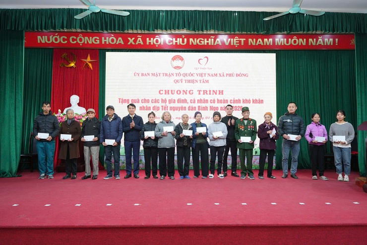 Uỷ ban MTTQ xã Phù Đổng phối hợp với Quỹ Thiện Tâm trao tặng quà cho các hộ gia đình có hoàn cảnh khó khăn- Ảnh 7.
