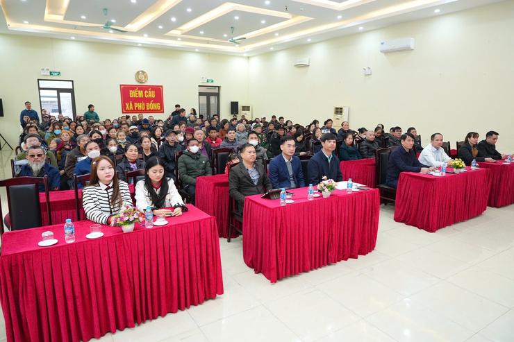 Uỷ ban MTTQ xã Phù Đổng phối hợp với Quỹ Thiện Tâm trao tặng quà cho các hộ gia đình có hoàn cảnh khó khăn- Ảnh 1.