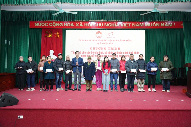 Uỷ ban MTTQ xã Phù Đổng phối hợp với Quỹ Thiện Tâm trao tặng quà cho các hộ gia đình có hoàn cảnh khó khăn- Ảnh 3.
