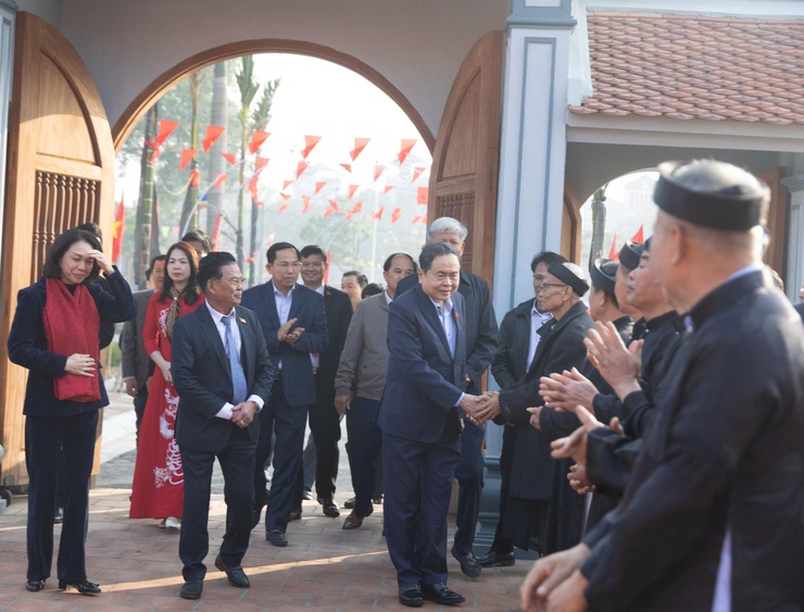 Chủ tịch Quốc hội Trần Thanh Mẫn dâng hương tri ân Trưởng Ban Thường trực Quốc hội Bùi Bằng Đoàn - Khắc ghi công lao bậc tiền nhân, hướng tới vận hội mới của đất nước- Ảnh 8.