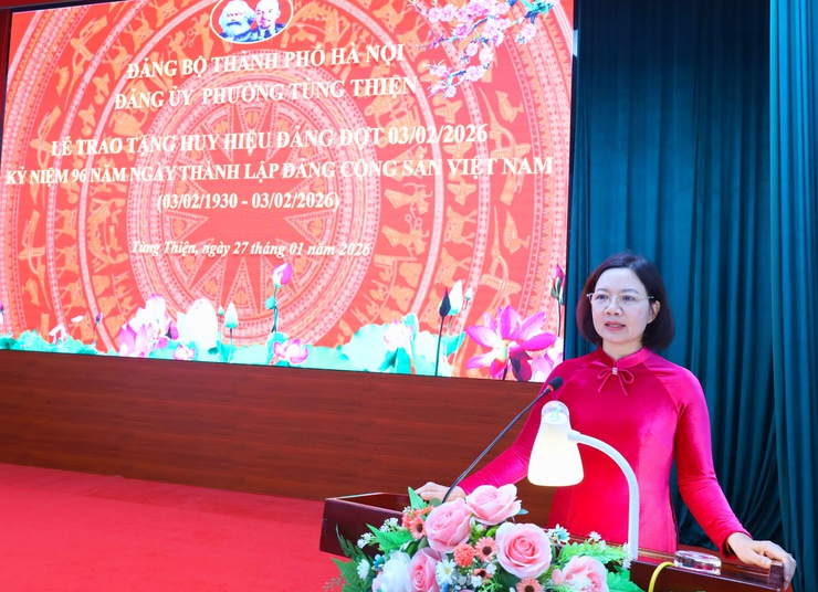 Phường Tùng Thiện tổ chức Lễ trao tặng Huy hiệu Đảng đợt 3-2- Ảnh 8.