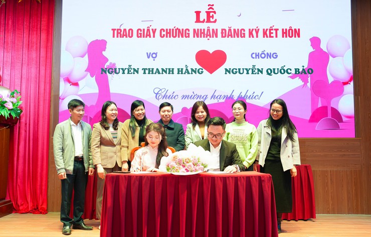 UBND xã Quốc Oai tổ chức Lễ trao Giấy chứng nhận kết hôn trang trọng, ý nghĩa- Ảnh 1.