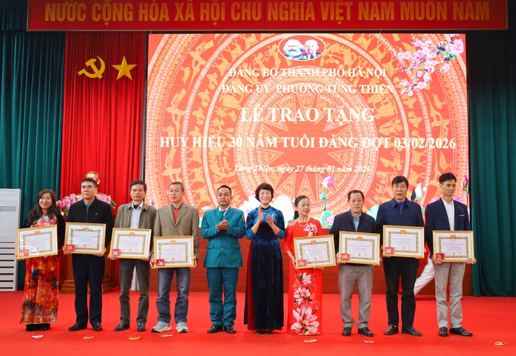 Phường Tùng Thiện tổ chức Lễ trao tặng Huy hiệu Đảng đợt 3-2- Ảnh 5.
