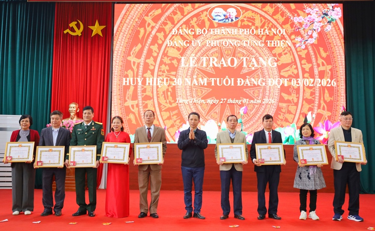 Phường Tùng Thiện tổ chức Lễ trao tặng Huy hiệu Đảng đợt 3-2- Ảnh 6.