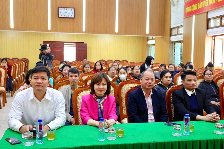 HỘI LIÊN HIỆP PHỤ NỮ XÃ THƯ LÂM PHỐI HỢP NGÂN HÀNG CHÍNH SÁCH XÃ HỘI TRAO QUÀ TẾT XUÂN BÍNH NGỌ NĂM 2026- Ảnh 1.