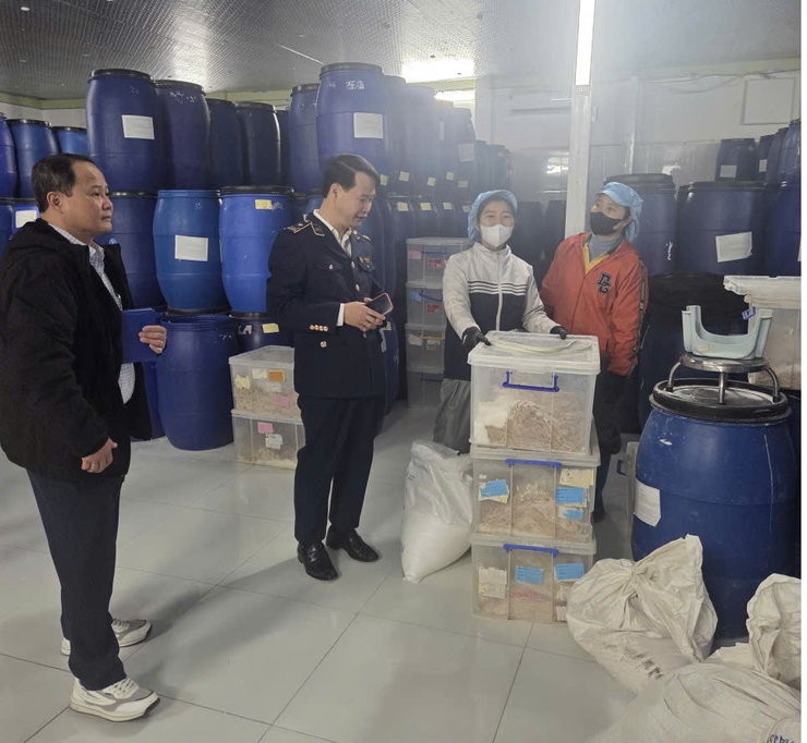 Đoàn kiểm tra liên ngành Thành phố kiểm tra công tác an toàn thực phẩm dịp Tết và Lễ hội Xuân năm 2026 tại phường Bồ Đề- Ảnh 3.