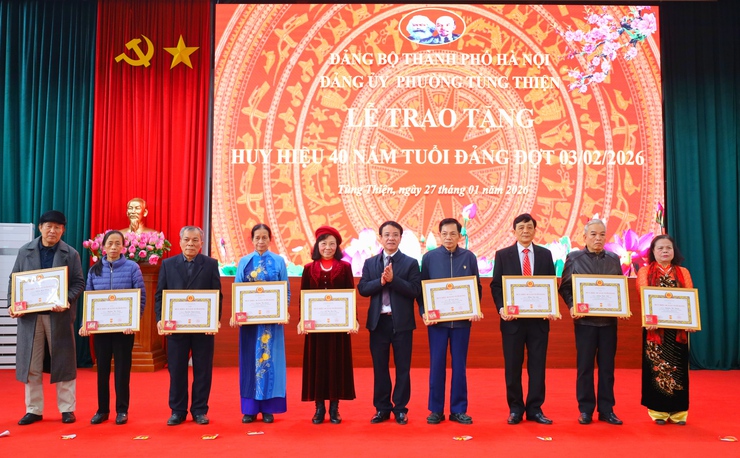 Phường Tùng Thiện tổ chức Lễ trao tặng Huy hiệu Đảng đợt 3-2- Ảnh 7.