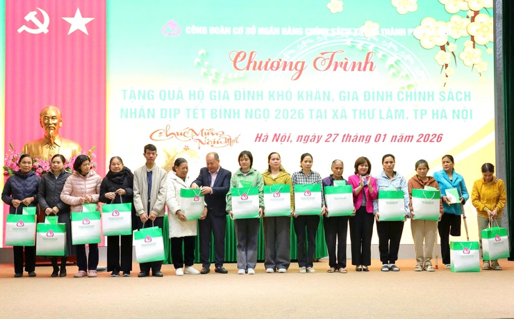 HỘI LIÊN HIỆP PHỤ NỮ XÃ THƯ LÂM PHỐI HỢP NGÂN HÀNG CHÍNH SÁCH XÃ HỘI TRAO QUÀ TẾT XUÂN BÍNH NGỌ NĂM 2026- Ảnh 6.