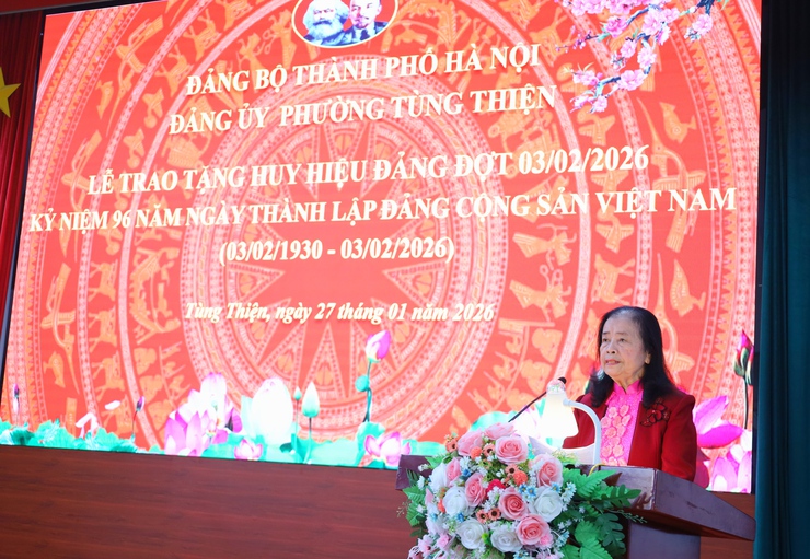 Phường Tùng Thiện tổ chức Lễ trao tặng Huy hiệu Đảng đợt 3-2- Ảnh 9.