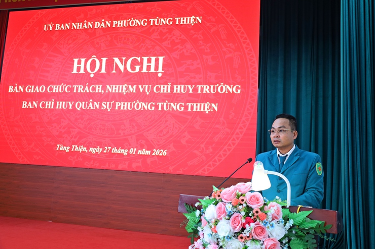 Hội nghị bàn giao chức trách, nhiệm vụ Chỉ huy trưởng Ban chỉ huy quân sự phường Tùng Thiện- Ảnh 1.