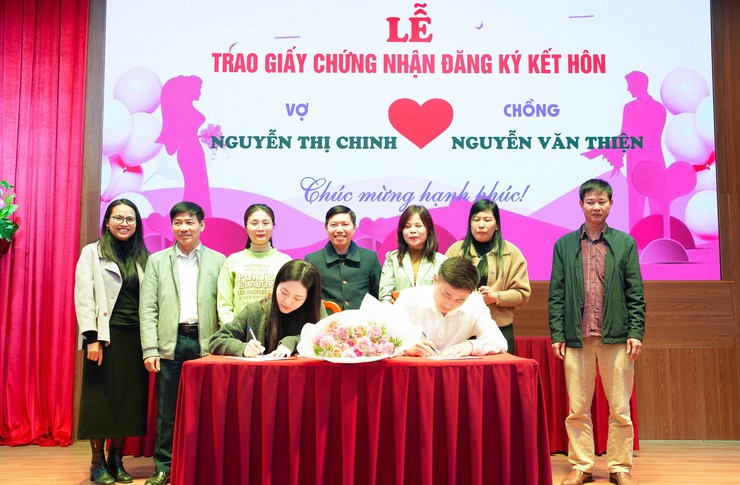 UBND xã Quốc Oai tổ chức Lễ trao Giấy chứng nhận kết hôn trang trọng, ý nghĩa- Ảnh 2.