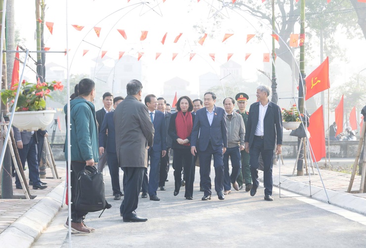 Chủ tịch Quốc hội Trần Thanh Mẫn dâng hương tri ân Trưởng Ban Thường trực Quốc hội Bùi Bằng Đoàn - Khắc ghi công lao bậc tiền nhân, hướng tới vận hội mới của đất nước- Ảnh 1.