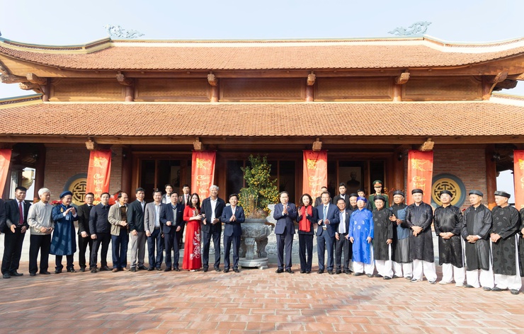 Chủ tịch Quốc hội Trần Thanh Mẫn dâng hương tri ân Trưởng Ban Thường trực Quốc hội Bùi Bằng Đoàn - Khắc ghi công lao bậc tiền nhân, hướng tới vận hội mới của đất nước- Ảnh 22.