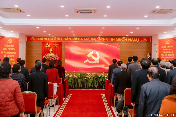 Đảng bộ phường Phúc Lợi trao tặng Huy hiệu Đảng đợt 03/02- Ảnh 1.