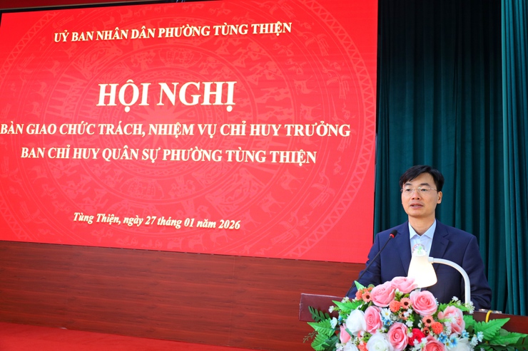 Hội nghị bàn giao chức trách, nhiệm vụ Chỉ huy trưởng Ban chỉ huy quân sự phường Tùng Thiện- Ảnh 2.