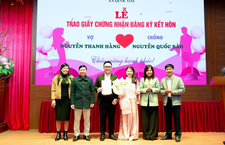 UBND xã Quốc Oai tổ chức Lễ trao Giấy chứng nhận kết hôn trang trọng, ý nghĩa- Ảnh 3.