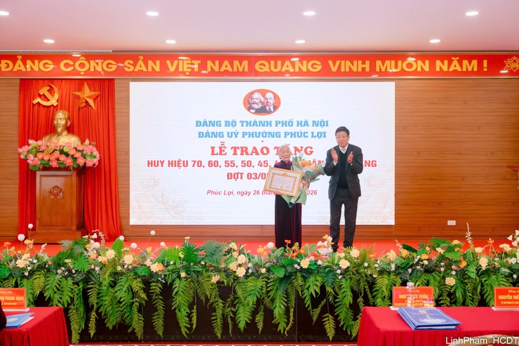 Đảng bộ phường Phúc Lợi trao tặng Huy hiệu Đảng đợt 03/02- Ảnh 3.