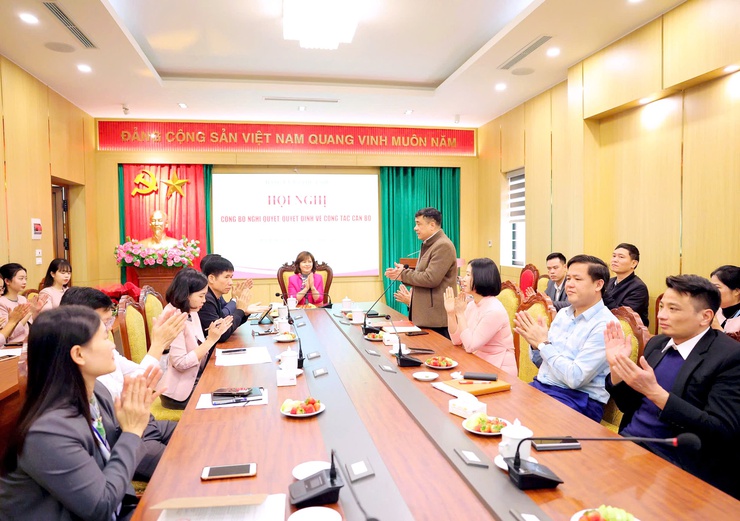 ĐẢNG ỦY XÃ THƯ LÂM CÔNG BỐ QUYẾT ĐỊNH VỀ CÔNG TÁC CÁN BỘ- Ảnh 1.