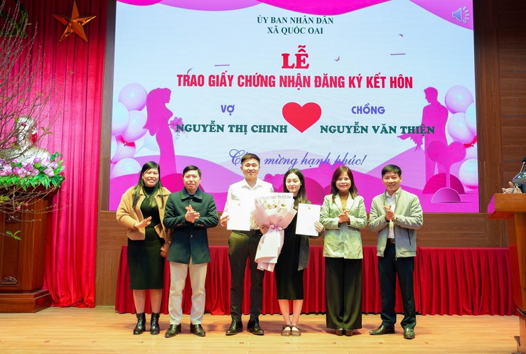 UBND xã Quốc Oai tổ chức Lễ trao Giấy chứng nhận kết hôn trang trọng, ý nghĩa- Ảnh 4.