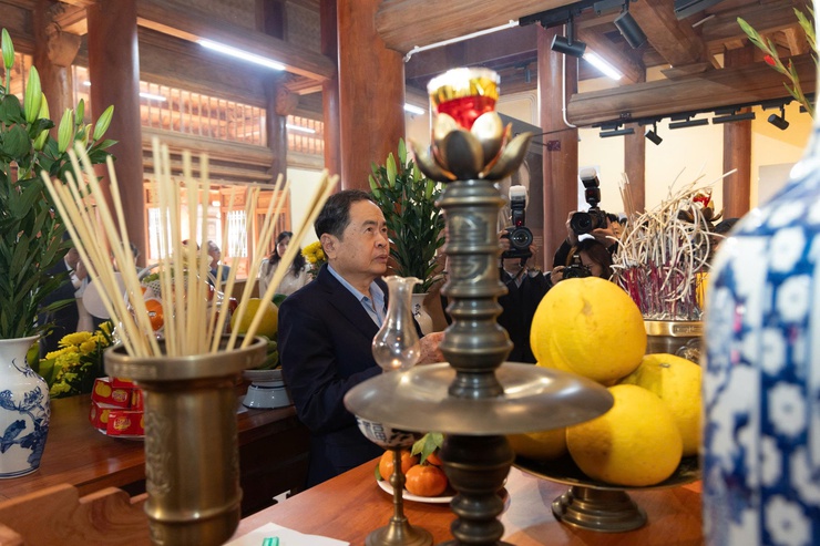 Chủ tịch Quốc hội Trần Thanh Mẫn dâng hương tri ân Trưởng Ban Thường trực Quốc hội Bùi Bằng Đoàn - Khắc ghi công lao bậc tiền nhân, hướng tới vận hội mới của đất nước- Ảnh 19.