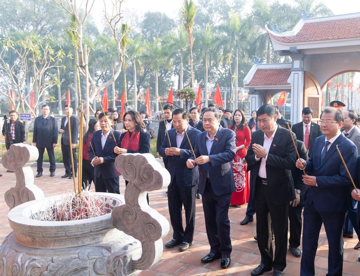 Chủ tịch Quốc hội Trần Thanh Mẫn dâng hương tri ân Trưởng Ban Thường trực Quốc hội Bùi Bằng Đoàn - Khắc ghi công lao bậc tiền nhân, hướng tới vận hội mới của đất nước- Ảnh 14.