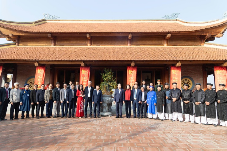 Chủ tịch Quốc hội Trần Thanh Mẫn dâng hương tri ân Trưởng Ban Thường trực Quốc hội Bùi Bằng Đoàn - Khắc ghi công lao bậc tiền nhân, hướng tới vận hội mới của đất nước- Ảnh 24.