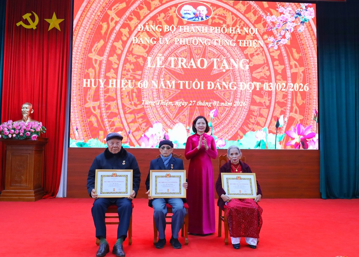 Phường Tùng Thiện tổ chức Lễ trao tặng Huy hiệu Đảng đợt 3-2- Ảnh 1.