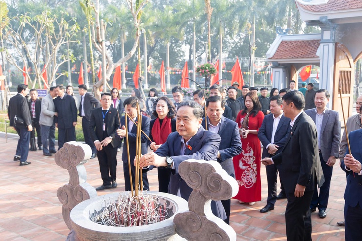 Chủ tịch Quốc hội Trần Thanh Mẫn dâng hương tri ân Trưởng Ban Thường trực Quốc hội Bùi Bằng Đoàn - Khắc ghi công lao bậc tiền nhân, hướng tới vận hội mới của đất nước- Ảnh 15.