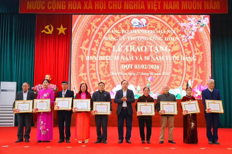 Phường Tùng Thiện tổ chức Lễ trao tặng Huy hiệu Đảng đợt 3-2- Ảnh 2.