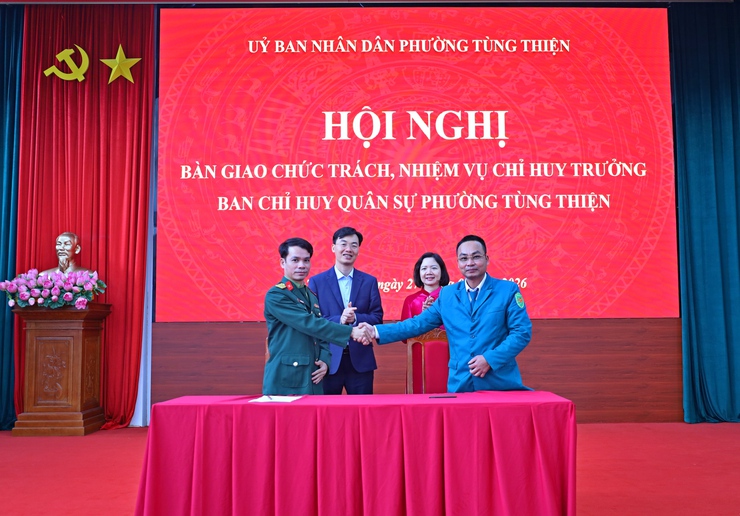 Hội nghị bàn giao chức trách, nhiệm vụ Chỉ huy trưởng Ban chỉ huy quân sự phường Tùng Thiện- Ảnh 4.