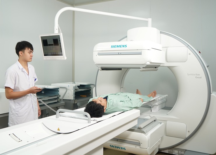 Bệnh viện Ung Bướu Hà Nội triển khai nhiều kỹ thuật mới mang lại lợi ích cho người bệnh- Ảnh 1.