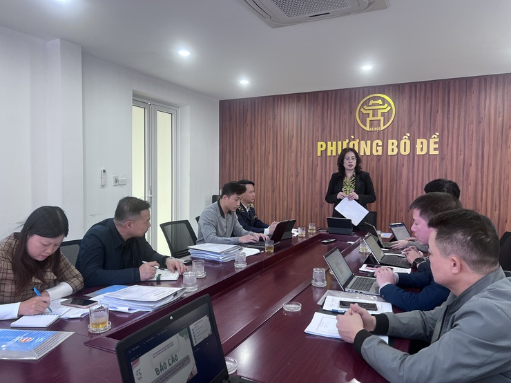 Đoàn kiểm tra liên ngành Thành phố kiểm tra công tác an toàn thực phẩm dịp Tết và Lễ hội Xuân năm 2026 tại phường Bồ Đề- Ảnh 1.