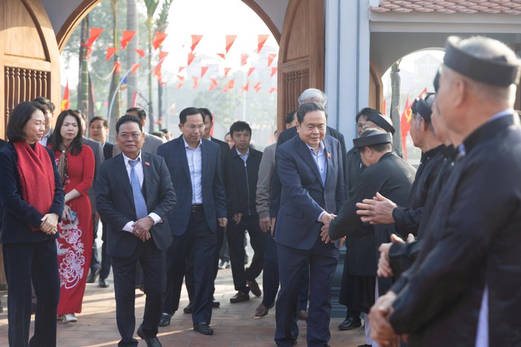 Chủ tịch Quốc hội Trần Thanh Mẫn dâng hương tri ân Trưởng Ban Thường trực Quốc hội Bùi Bằng Đoàn - Khắc ghi công lao bậc tiền nhân, hướng tới vận hội mới của đất nước- Ảnh 7.