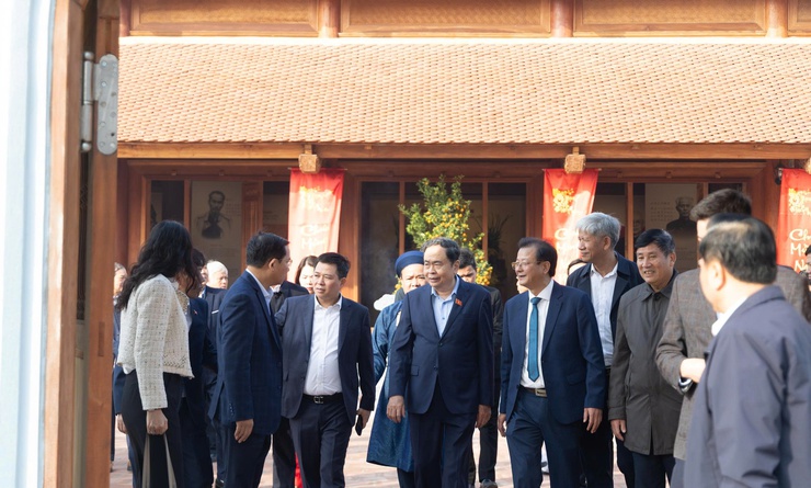 Chủ tịch Quốc hội Trần Thanh Mẫn dâng hương tri ân Trưởng Ban Thường trực Quốc hội Bùi Bằng Đoàn - Khắc ghi công lao bậc tiền nhân, hướng tới vận hội mới của đất nước- Ảnh 16.